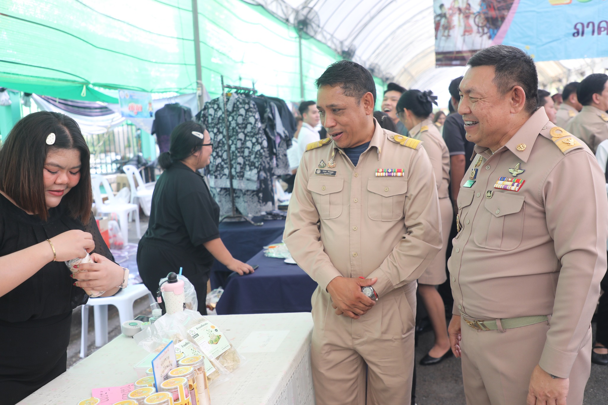 title - ปลัดกระทรวงเกษตรฯ และผู้บริหาร ส.ป.ก. เยี่ยมชมร้านค้า ในงานวันคล้ายวันสถาปนา ส.ป.ก. ครบรอบ 51 ปี